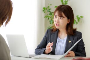 説明している女性